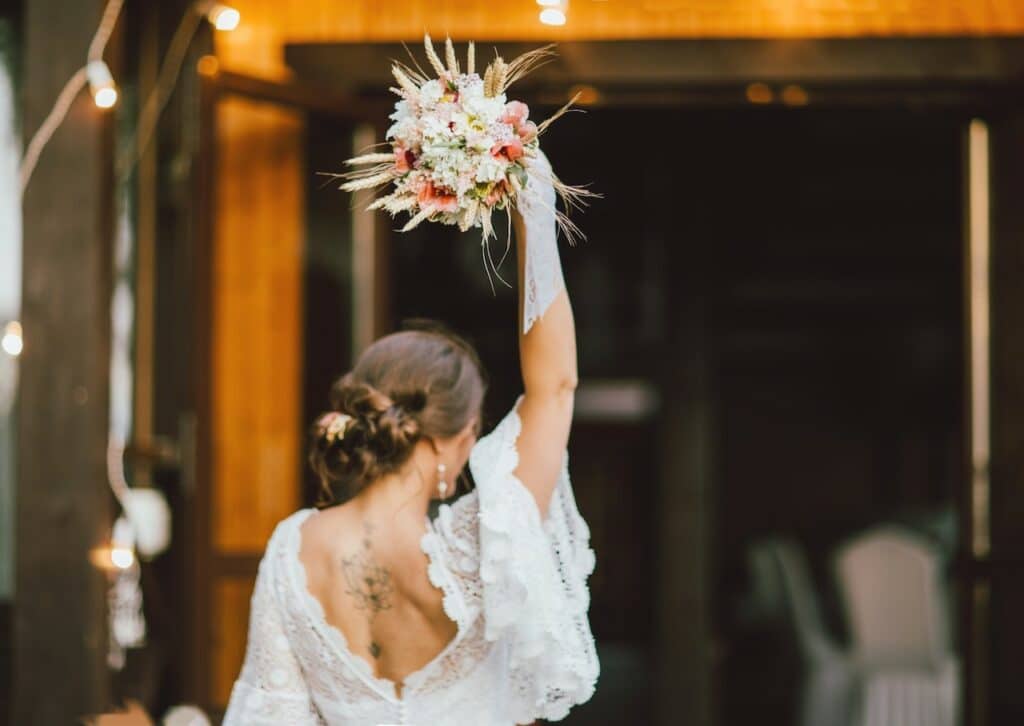 bouquet toss at wedding