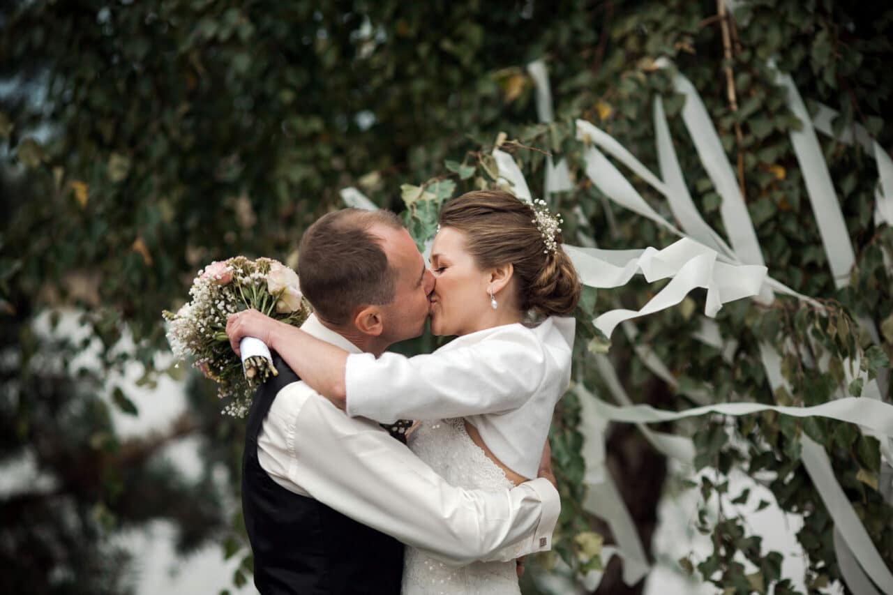 couple kissing at wedding ceremony
