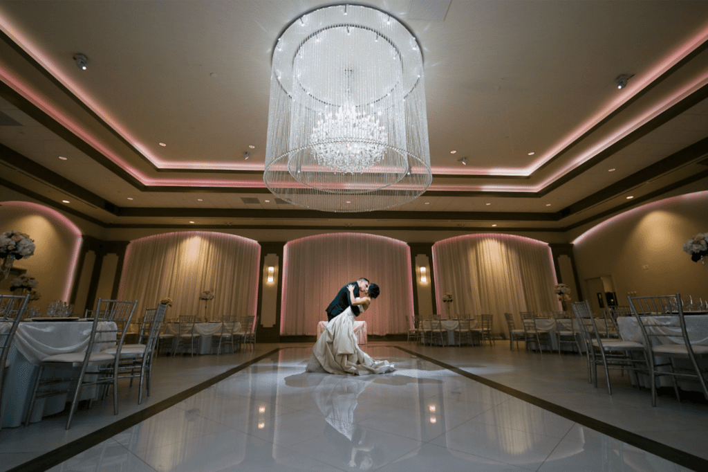 bride and groom dances in Marinaj venue